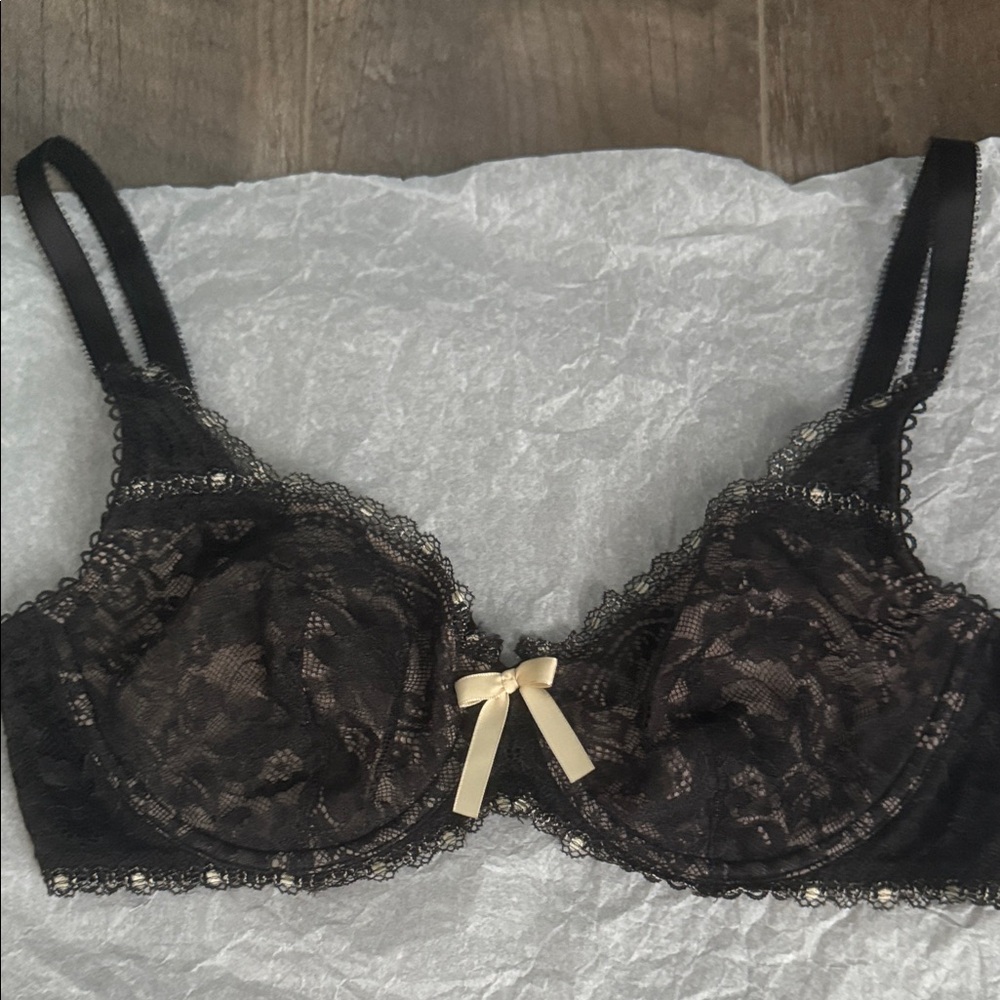 PINK Victoria's Secret Black Lace Bra with Cream Bow new without tags RARE 12 08